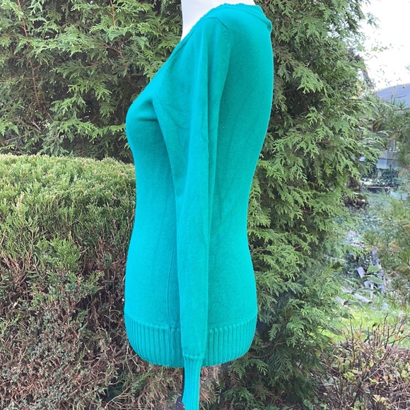 Active Basic V Neck Green Sweater - Picture 4 of 7